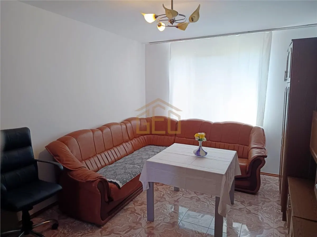 Apartament 3 camere in zona centrala Moldova Noua - foto 3