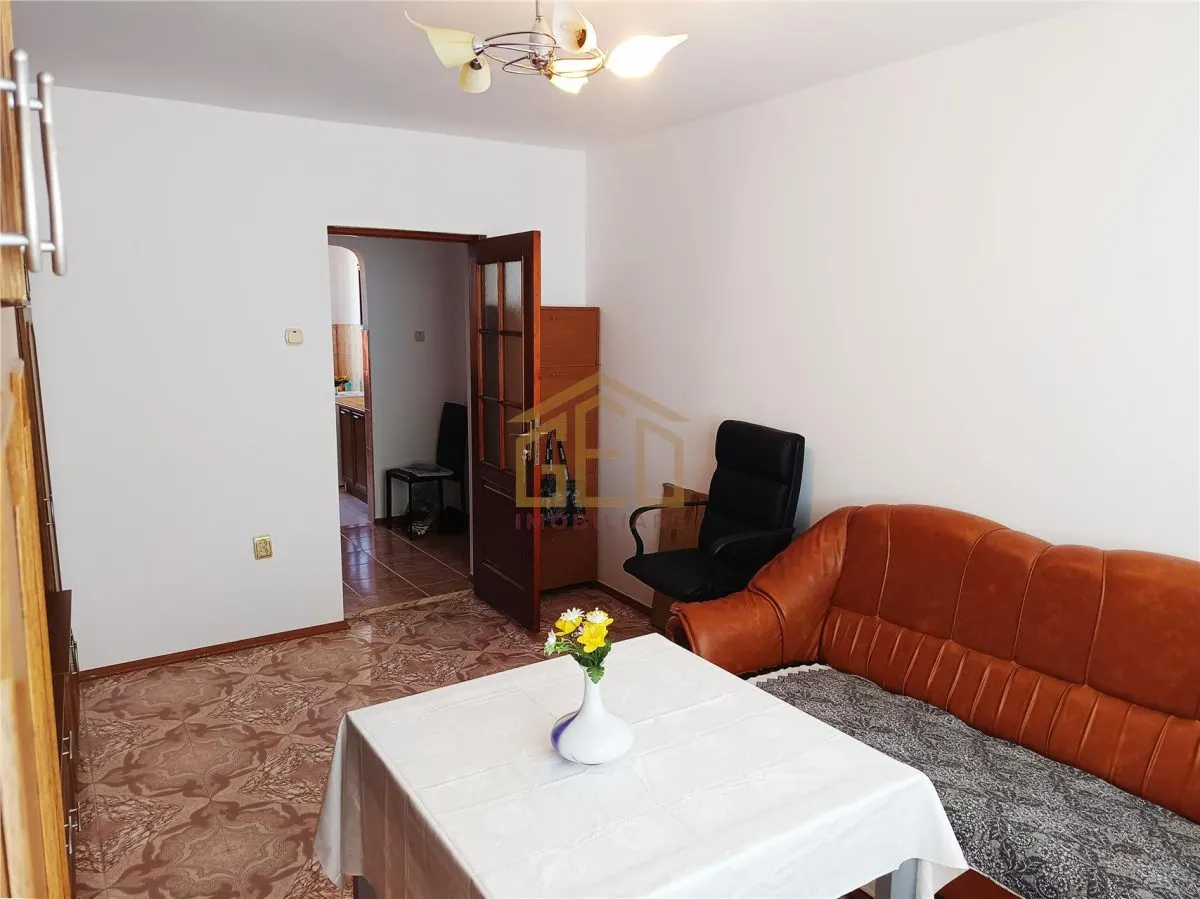 Apartament 3 camere in zona centrala Moldova Noua - foto 4