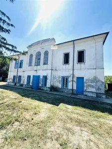 DE VANZARE CONAC  CU TEREN 8330  MP ZONA MELINESTI LA 20 KM CRAIOVA  DOLJ - Craiova