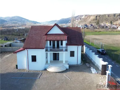 Vila deosebita Parter + Mansarda de vanzare in Odobesti - Odobesti
