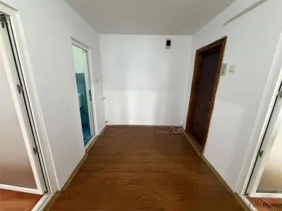 Apartament 2 camere,  58 mp, etaj 3 cu acoperis, zona Scoala 2 - foto 12