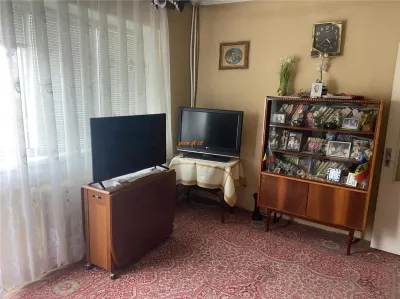 Apartament 3 camere , zona Scoala nr 10 , et 7/8 , decomandat , liber - foto 3