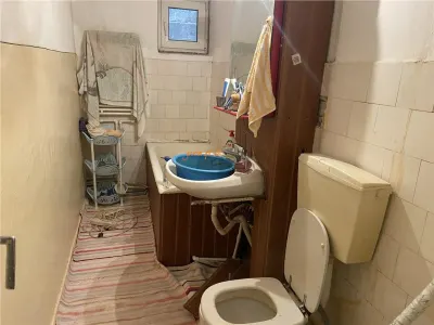 Apartament 3 camere , zona Primaria Focsani , decomandat , centrala termica proprie - foto 8