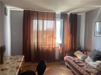 Garsoniera de vanzare , cartier Sud , decomandata 34 mp , et 3/3 , libera - Focsani