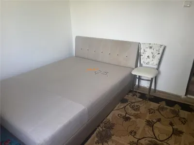 Apartament 2 camere , cartier Sud , decomandat 40 mp , centrala termica proprie , mobilat - foto 12