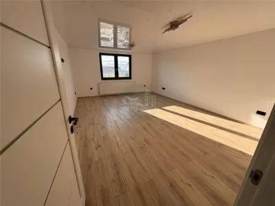 Casa cu 4 camere si 3 bai pretabila birouri in Sura  Mare - Sura Mare