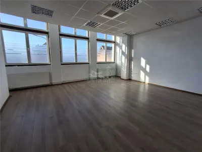Cladire birouri 900mp 14 locuri parcare zona Piata Cluj - Sibiu