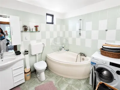 Casa individuala 6 camere pivnita 200mp curte zona Selimbar - foto 8