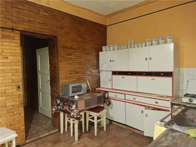 Casa 4 camere pivnita curte individuala Zona Lazaret - foto 8