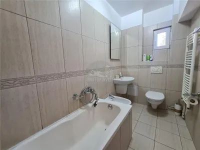 Apartament 3 camere 2 bai si 2 balcoane zona Centrala - foto 8