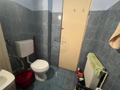 Apartament 2 camere decomandat balcon pivnita zona Vasile Aaron - foto 4