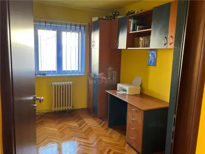 Apartament decomandat 3 camere etaj intermediar Vasile Aaron - foto 3
