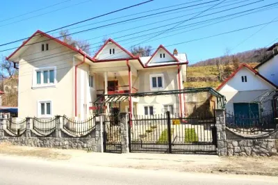 Casa 7 camere + 1000 mp  teren, ideala pensiune - Runcu zona Leaota. - Targoviste