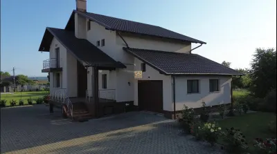 Casă de Lux de Vânzare în Suceava | 1.800 mp Teren | 4 Dormitoare | 4 Băi | Garaj | Fitness | Panouri Solare | Comision 0% - foto 2