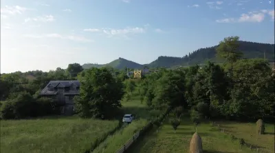 Teren 10304 mp cu casa locuibila In Bucovina Zona Manastire Slatina! De vanzare! 0727817187 - foto 4