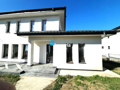Casa 4 cam, teren 500, canalizare, asfalt, Legaga Ciurbesti - foto 11