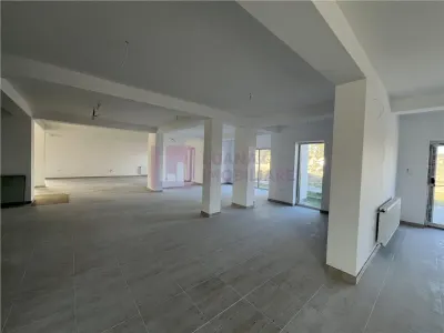 Spatiu comercial zona Vest | la strada | 2 parcari | 88 mp - foto 3