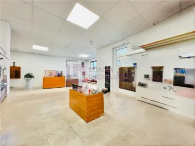 Spatiu comercial de vanzare | Cartierul Arhitectilor | vitrine mari la strada | - Cisnadie