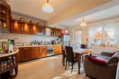 Casa de Lux in Livada cu Ciresi Eleganta, Confort si Panorama de Vis - foto 5