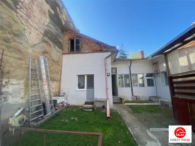 Casa de vanzare in zona centrala - foto 2