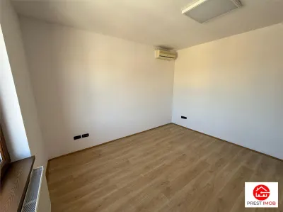 De inchiriat spatiu birouri, 10 birouri , 4 bai, garaj, 4 bai si teren 10 arii,Sancraiul de Mures - foto 7