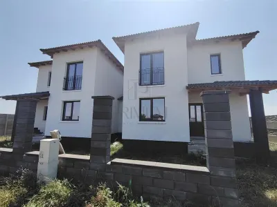 Duplex despartit prin camera tehnica - langa asfalt - compartimentare excelenta - dormitor la parter - Mosnita Noua