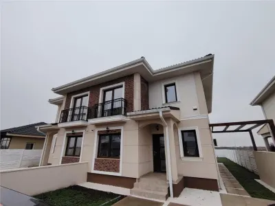 Duplex deosebit - asfalt - toate utilitatile - Mosnita Noua