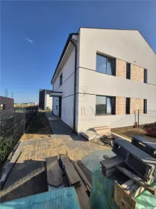 Duplex superb cu 4 dormitoare - teren 330 mp - locatie foarte buna - cartier exclusivist - compartimentare excelenta - Mosnita Noua