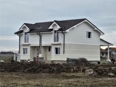 Duplex 4 camere - dormitor la parter - bucatarie inchisa - canalizare - Mosnita Veche