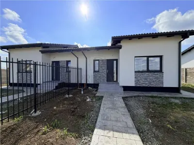 Duplex pe plan - compartimentare practica - 3 bai - teren 375 mp - Mosnita Veche
