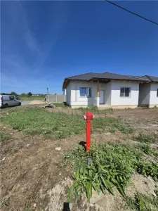 Duplex despartit prin baie - aproape de centura - toate utilitatile - Mosnita Noua