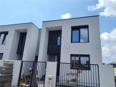 DUPLEX MODERN - ZONA CENTRALA - SEPARAT PRIN BAIE - GAZON SI SISTEM DE IRIGARE - Mosnita Noua