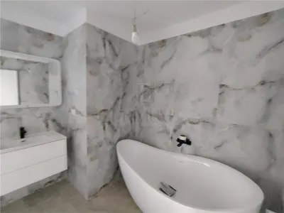 DUPLEX MODERN - ZONA CENTRALA - SEPARAT PRIN BAIE - GAZON SI SISTEM DE IRIGARE - foto 8