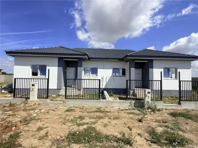 Duplex pe plan - canalizare - compartimentare practica - Mosnita Noua