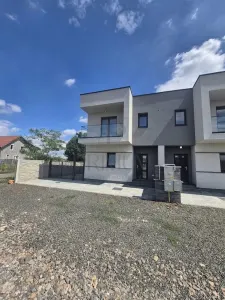 Duplex modern - 3 dormitoare - zona excelenta - Mosnita Noua