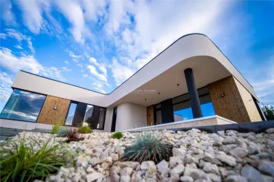 Vila  de lux, construita cu materiale premium, priveliste superba - Seciu