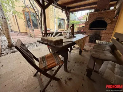 Proprietate deosebita de vanzare in centrul Bacaului- eleganta, istorie si investitie intr-o singura vila! - foto 6