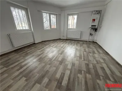 Adjud - spatiu comercial renovat complet - foto 11