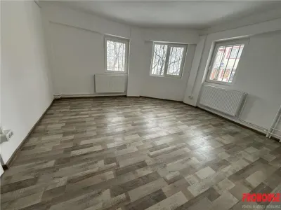 Adjud - spatiu comercial renovat complet - foto 7
