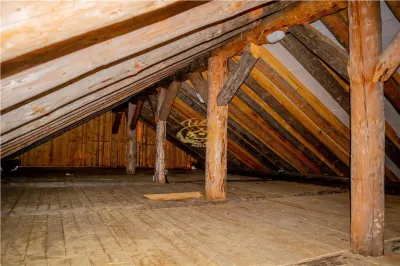 Casa din lemn rotund (Izvoru Muresului, str. Garii) - foto 20