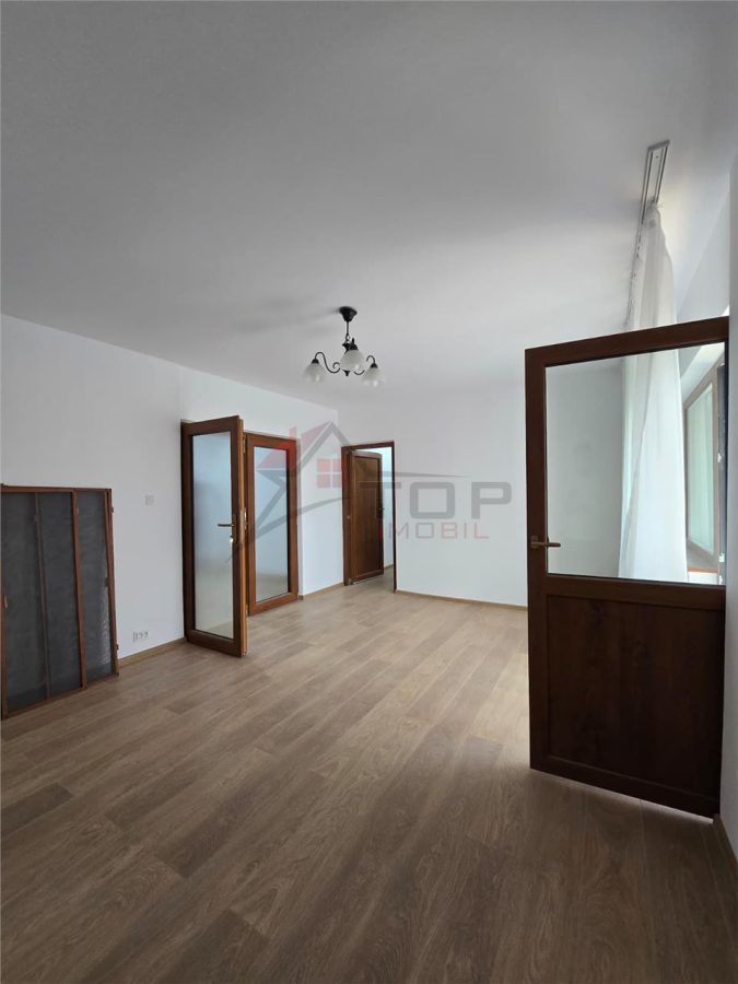 Zimbru - Tigarete, 3 camere decomandat 81mp, bloc din 91 - Iasi