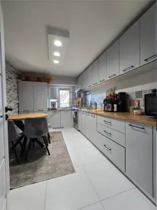 Etaj 2 - Lunca Cetatuii 4 camere decomandat cu 2 bai, bloc din ''97 - foto 5