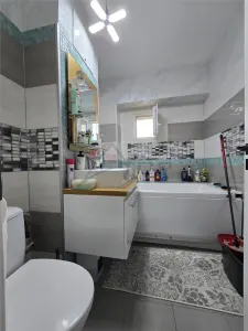 Etaj 2 - Lunca Cetatuii 4 camere decomandat cu 2 bai, bloc din ''97 - foto 8