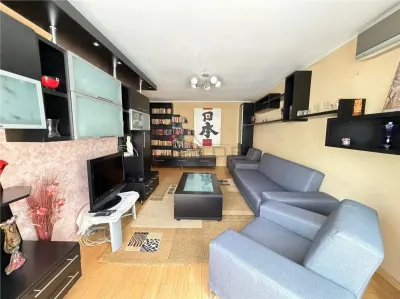 Apartament 3 camere DECOMANDAT, etaj 1,  Poitiers - Frumoasa - Iasi