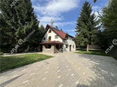 De vanzare cabana cu 7 camere 7 bai si teren 1000 mp in Avrig zona Mlaci - Avrig