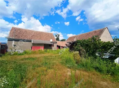 De vanzare casa cu 4 camere si 1650 mp teren in Porumbacu de Jos jud Sibiu - foto 2