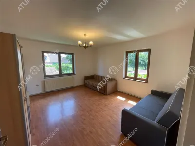 De inchiriat apartament cu 3 camere decomandate si curte comuna situat la etajul 1 al unei case din zona Tiglari Sibiu - foto 3