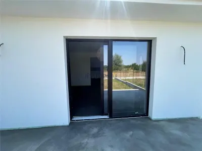 Casa Noua de Vanzare in Satu Mare| Doua compartimentari disponibile | Strada Odobescu | 124 mp Utili, 480 mp Teren, 3 Dormitoare, Incalzire in Pardoseala | 154.000 Euro - foto 8