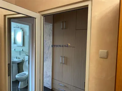 De inchiriat:Apartament cu 2 camere in zona Central - foto 6