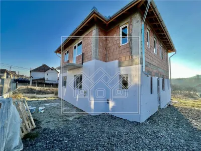 Casa individuala - 7 camere - teren 727 mp - intabulata - Cisnadie